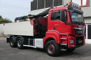 MAN TGS 2015 - 26.480 | 6X6 | 2 Side Tipper + Hydraulic dust cover | PALFINGER Q170Z84TI + Easy fold | 671711Km | 2015 | Smart Tacho 2 | Full Steel | Drum brakes | Trailer coupling | TUV/MOT/APK 02-2027 | NL-Truck afbeelding 2 miniatuur