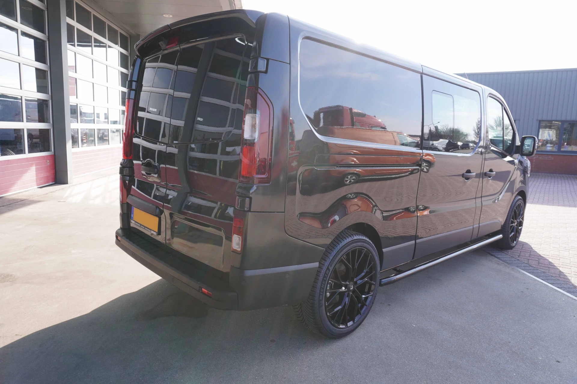 Renault Trafic 2024 - 2.0 Bleu dCi 170PK L2H1 Red Edition DubbelCabine Automaat 20"LM velgen Bild 4