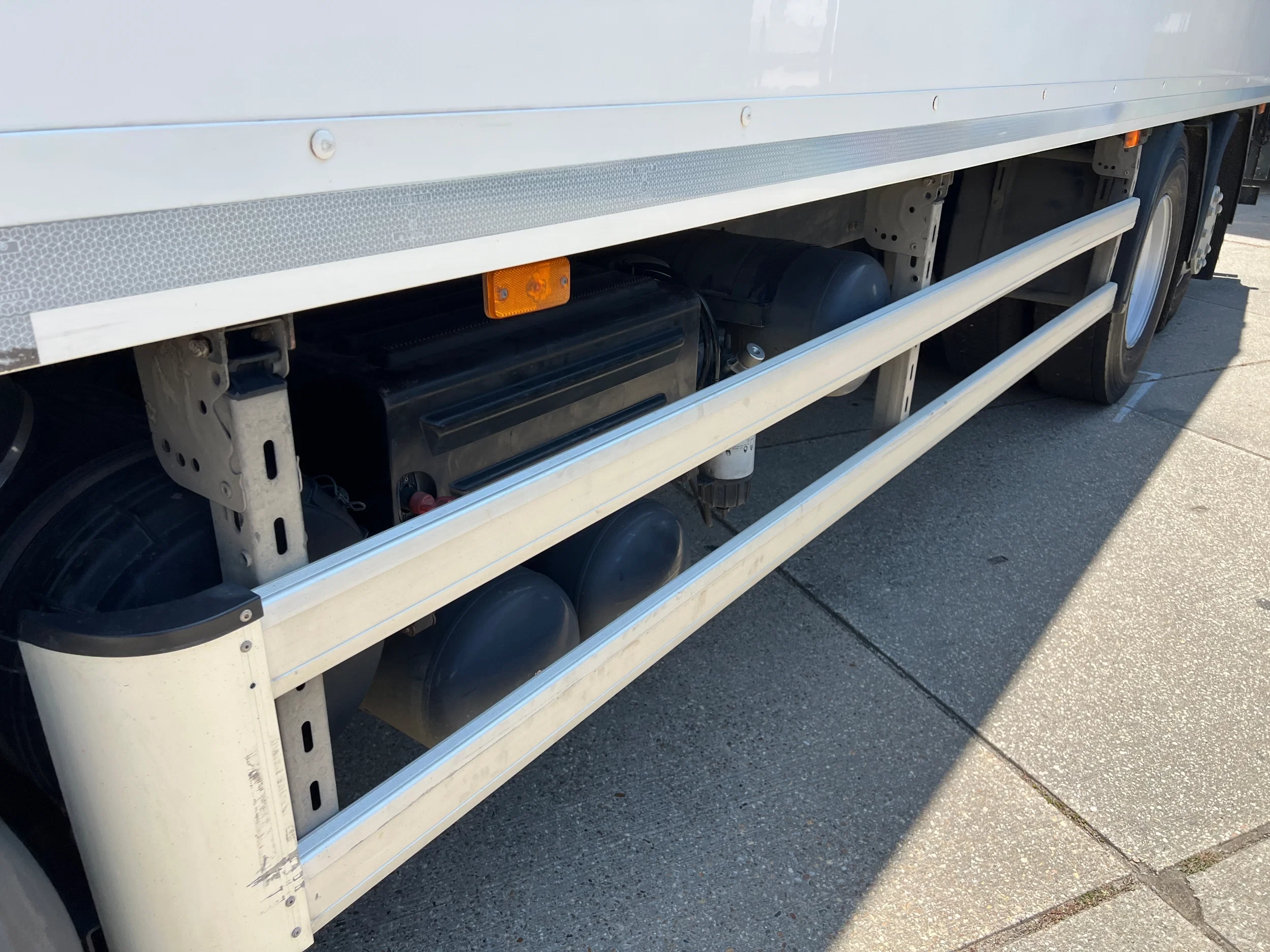 Renault D 2019 - Wide 28.320 / 6x2 / Closed box / Dhollandia image 7