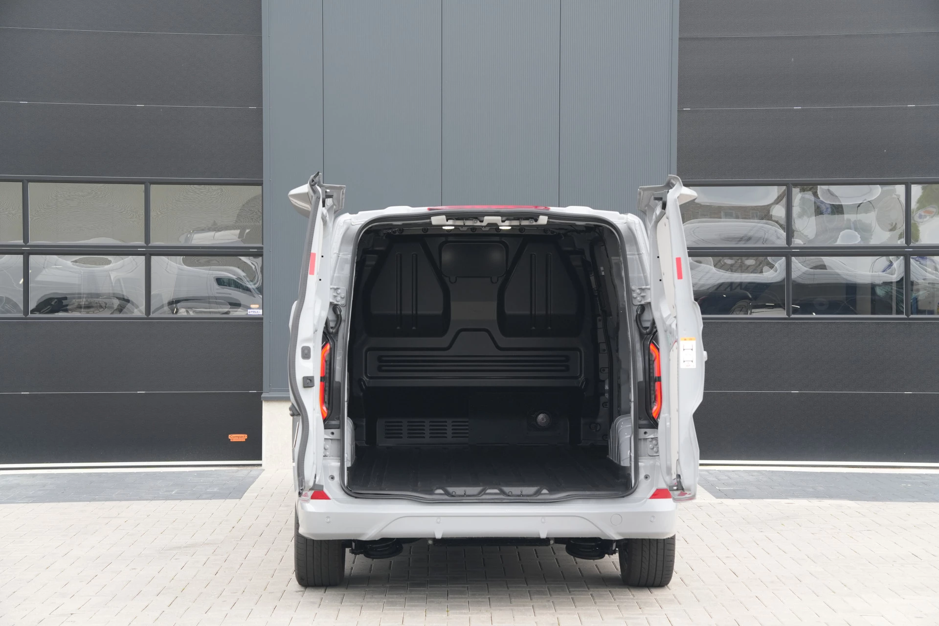 Ford E-Transit Custom 2026 - 340 L2H1 Sport 71 kWh 218pk - 2x Schuif - AGR Stoel - ACC - B&O - Navi - Stoel/Stuurverwarming - 360 Camera - Blindspot - Wegklapbare Trekhaak - Rijklaar Bild 8