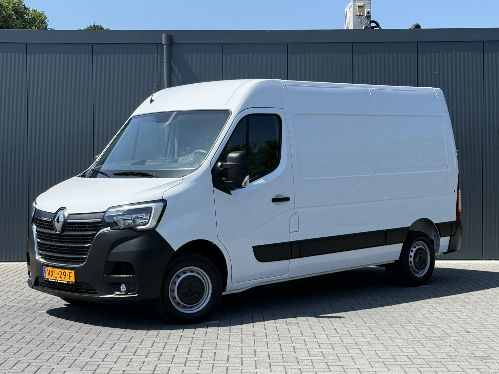 Renault Master 2023 - 2.3 dCi 136 PK / L2H2 / 1e EIG. / TREKHAAK / AIRCO / CRUISE / NAVI / CAMERA / 3-ZITS / LED afbeelding 2