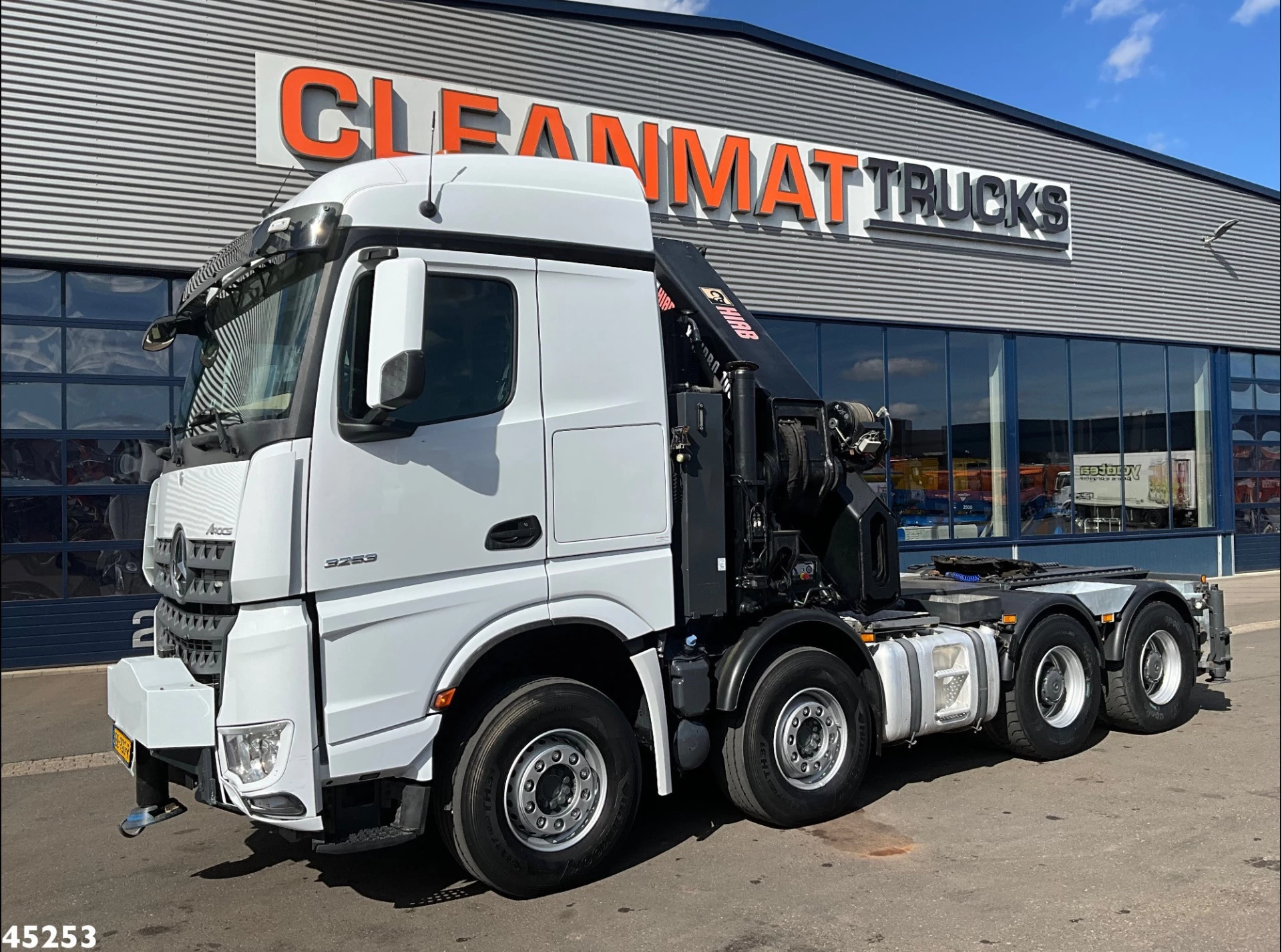 Mercedes-Benz Arocs 3253 8x4 Hiab 105 Tonmeter laadkraan 2019 image 3