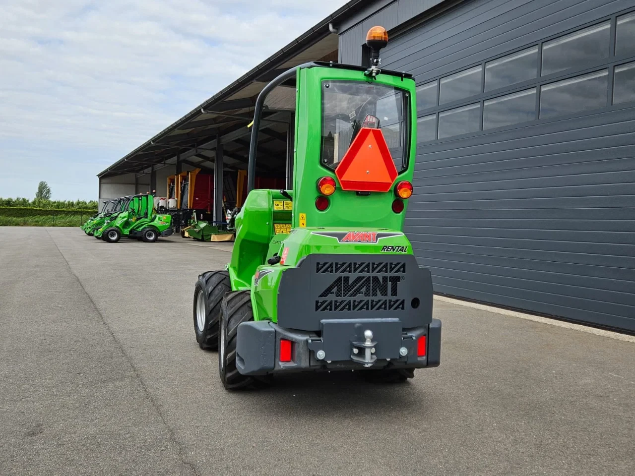 Avant 2024 - 635i Rental mini-shovel afbeelding 4