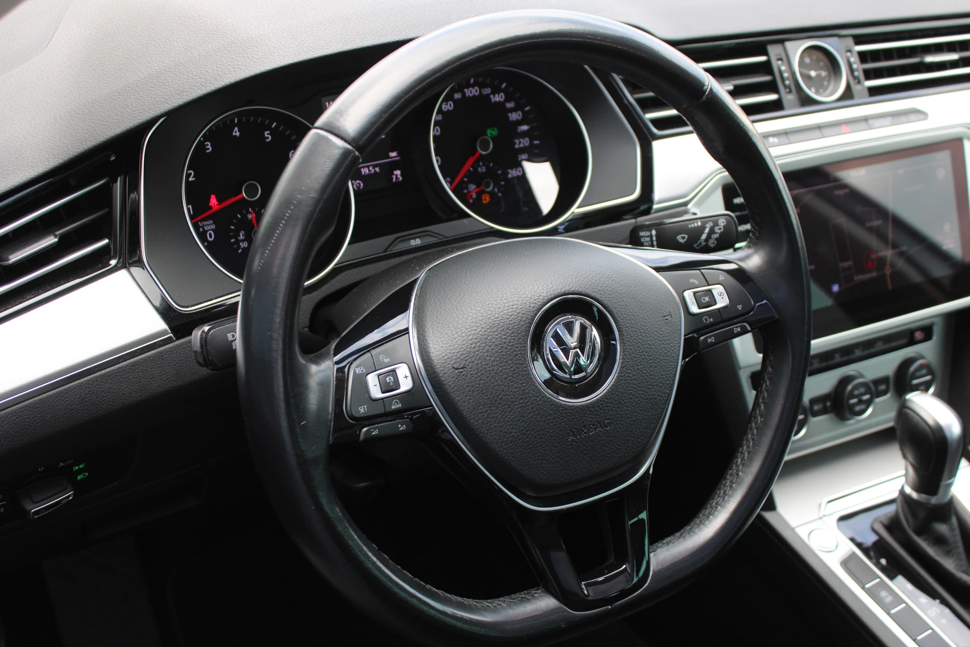 Volkswagen Passat 2018 - Variant 1.4 TSI Comfortline Business PANORAMADAK LEDER TREKHAAK CAMERA afbeelding 22