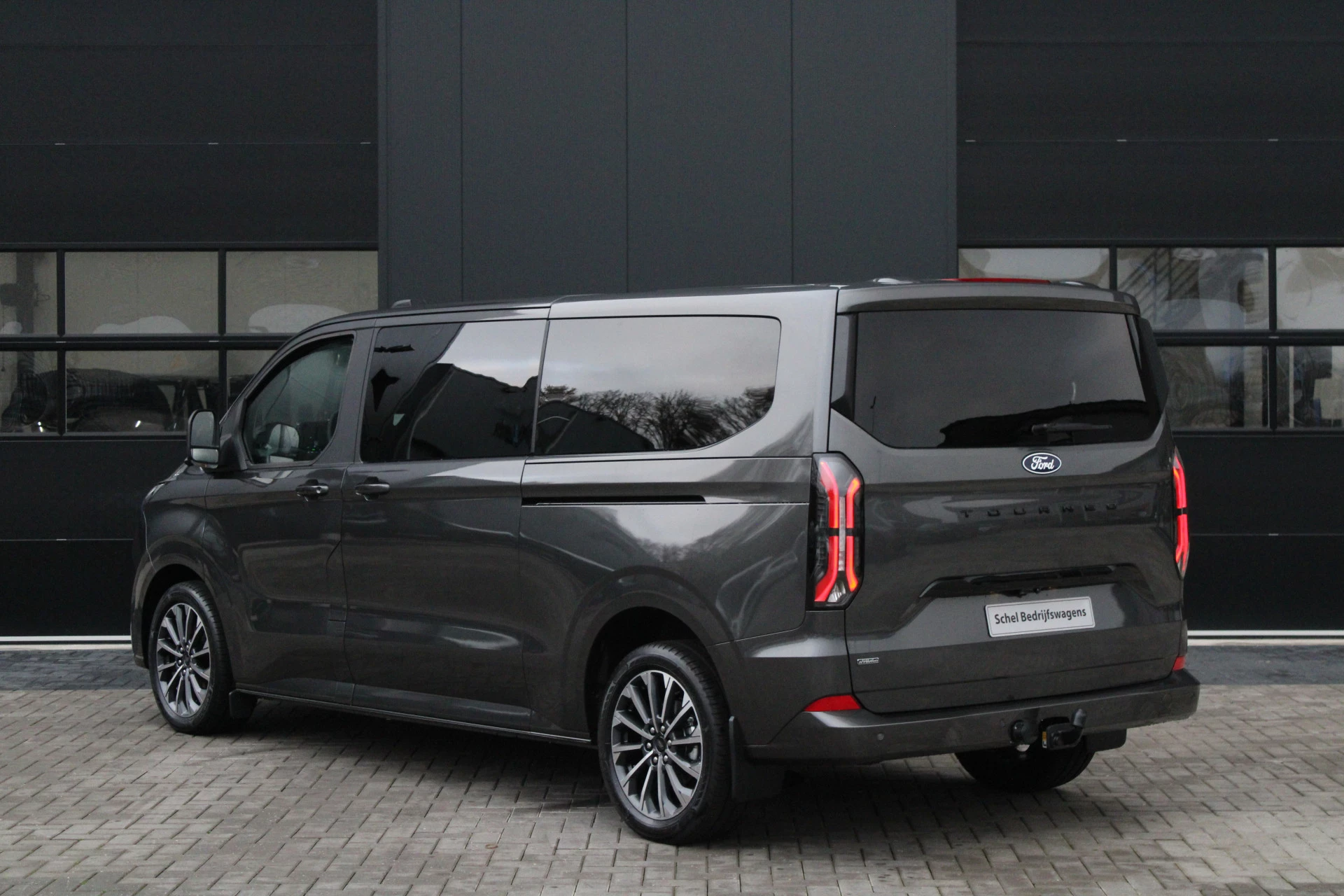 Ford Tourneo Custom 2025 - 340 2.5 PHEV L2H1 Titanium X 232pk | 2x Schuifdeur | ACC | 360 camera | Leder | Navi | Verwarmd stuurwiel | 19" LM velgen | Rijklaar image 9
