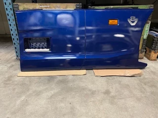 Scania N/A 2025 - Sideskirt set compleet met montage steunen V8 Logo en verlichting t.b.v. 6x2/4 trekker 4.10m wielbasis immagine 9