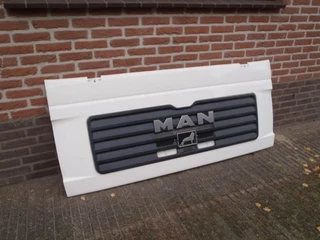 MAN TGA - 81.61110-0063 GRILLE SMAL (IN DIFFERENT COLOURS) afbeelding 2