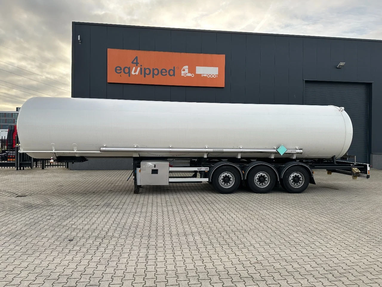 FLUID - LPG GAS TANKTRAILER / 50.100L / P28BH / Propane / Butan / ADR / DP: 02/31 image 2