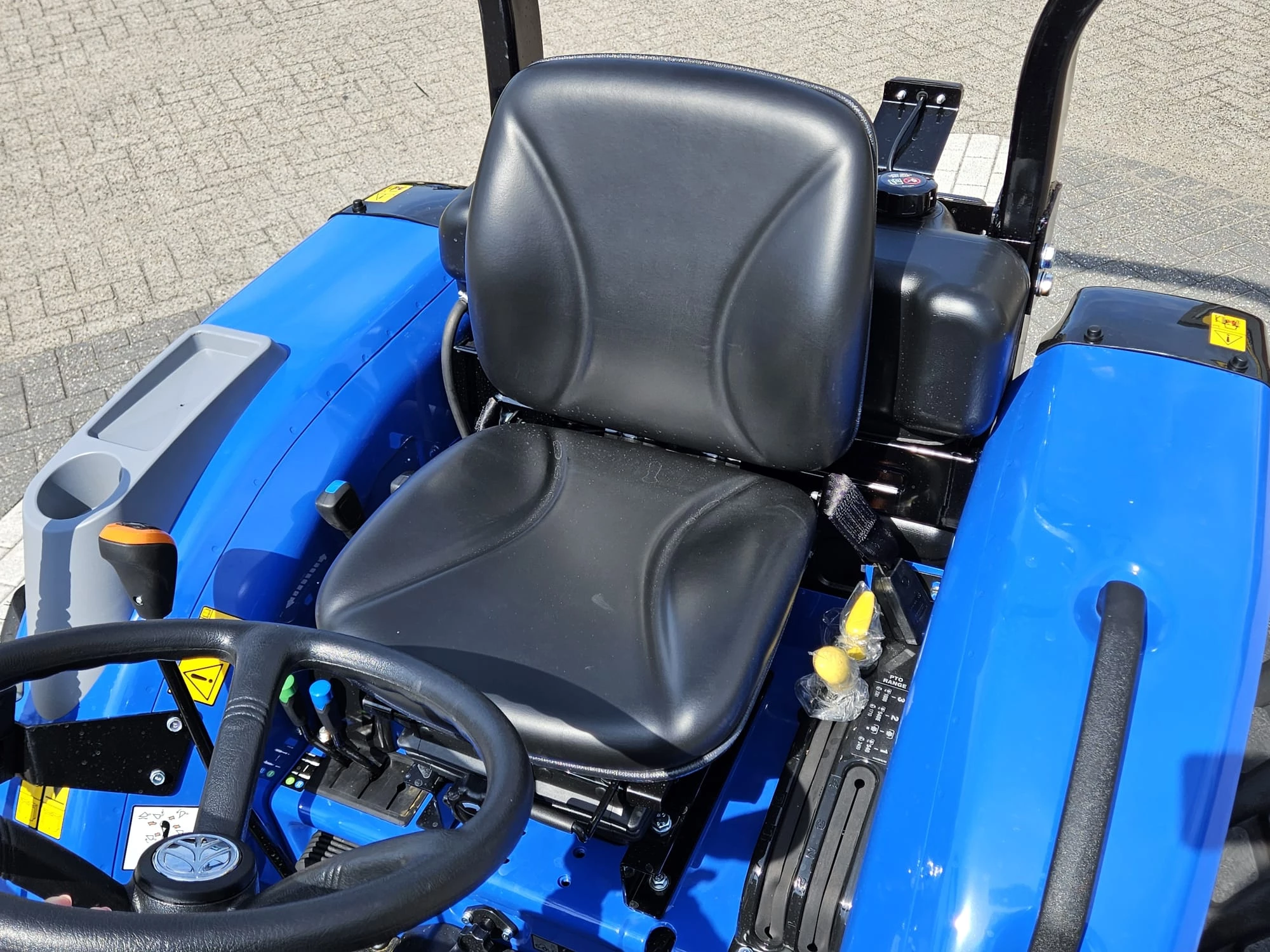 New Holland 2024 - Boomer 55 HST met voorlader en Kemp balenprikker afbeelding 23