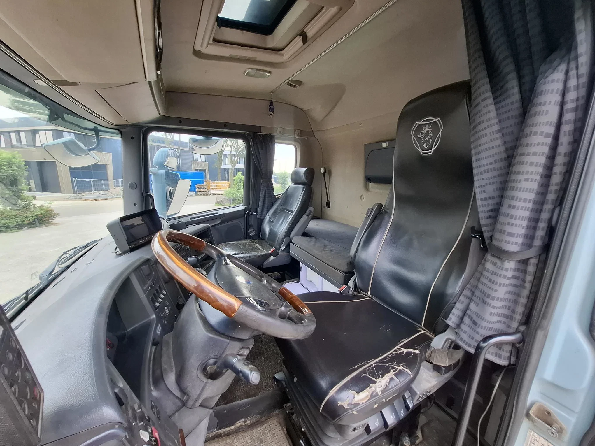 Scania R 2007 - R480 / 8X4 / INLINER / 441355 KM / FULL-AIR / 8TONS FRONT AXLE / FRIDGE / SEMI-AUTOMATIC / EURO-4 / 2006 afbeelding 26