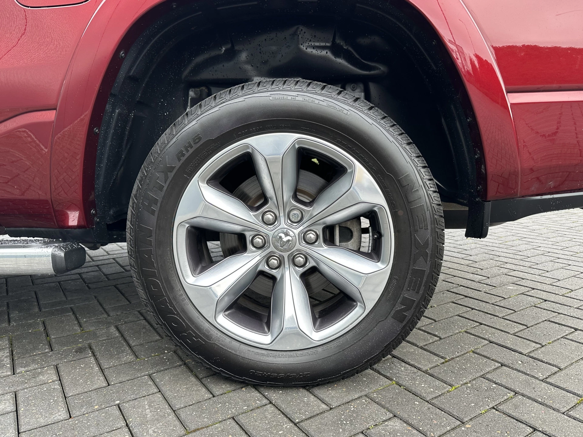 Dodge Ram 1500 2018 - 5.7 V8 LARAMIE / LPG / TREKHAAK 3.5T / ADAPTIVE CRUISE / LUCHTVERING / CAMERA / PANO / 12 INCH SCREEN / DELMONICO RED zdjęcie 20