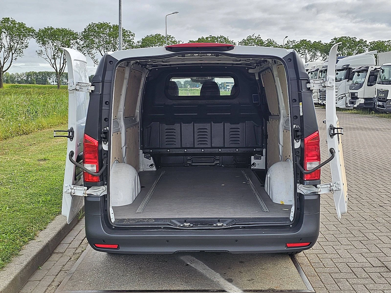 Mercedes-Benz Vito 2024 - 116 image 11