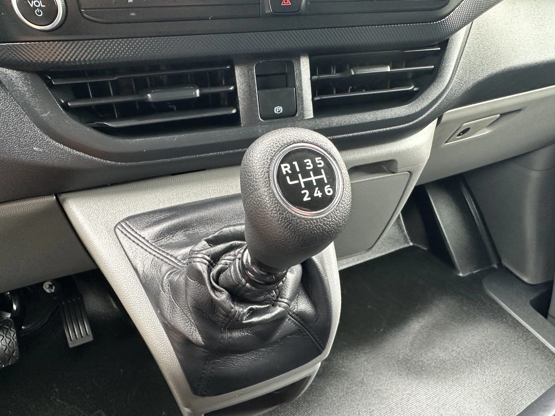 Ford Transit Custom 2024 - 2.0 TDCI 136 PK TREND / L2H1 / 2.740 KG AHG / CAMERA / CRUISE / 3 ZITS / AIRCO / CARPLAY imagen 16