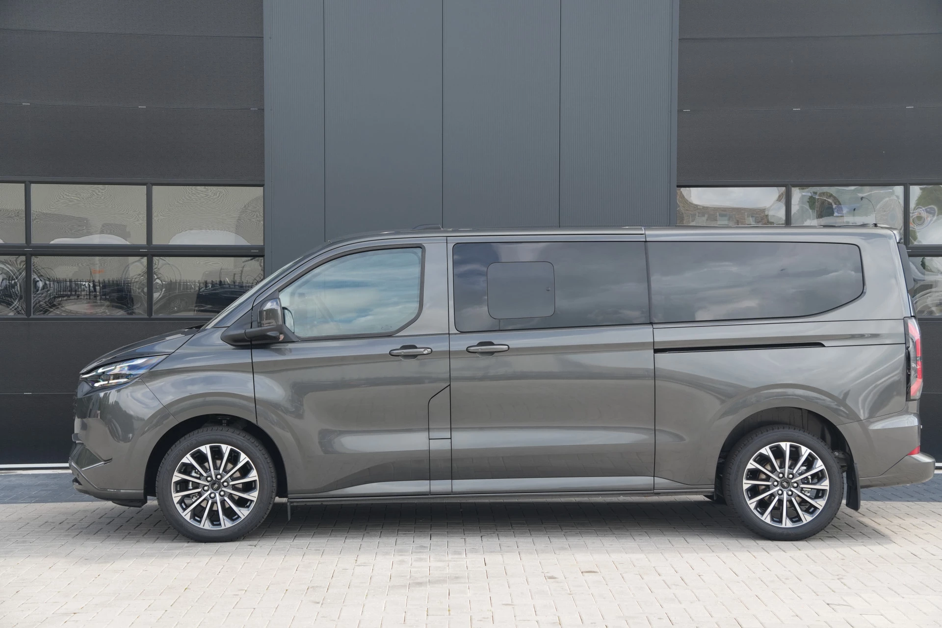 Ford Tourneo Custom 2026 - 340 2.5 PHEV L2H1 Titanium X 232pk | ACC | Pano | B&O | Elek. schuifdeuren | 360 camera | Elek-Trekhaak | Prijs excl. BTW | Rijklaar afbeelding 10
