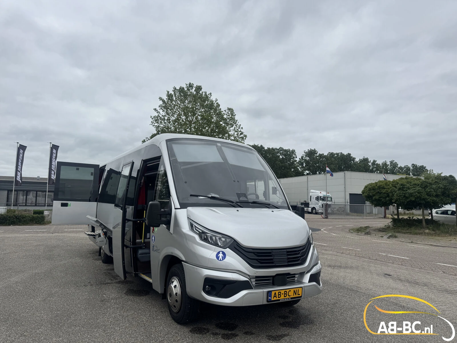 Iveco Rosero First Touring Electra, range 336 km, 24 Seats 2026 obrázek 4