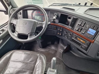 Volvo FH 2013 - 13.460 Globetrotter XL 6x2 - Box with side doors - Loadlift + Kelberg trailer 2012 with loadlift afbeelding 12