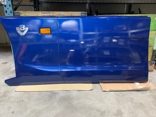 Scania N/A 2025 - Sideskirt set compleet met montage steunen V8 Logo en verlichting t.b.v. 6x2/4 trekker 4.10m wielbasis immagine 2