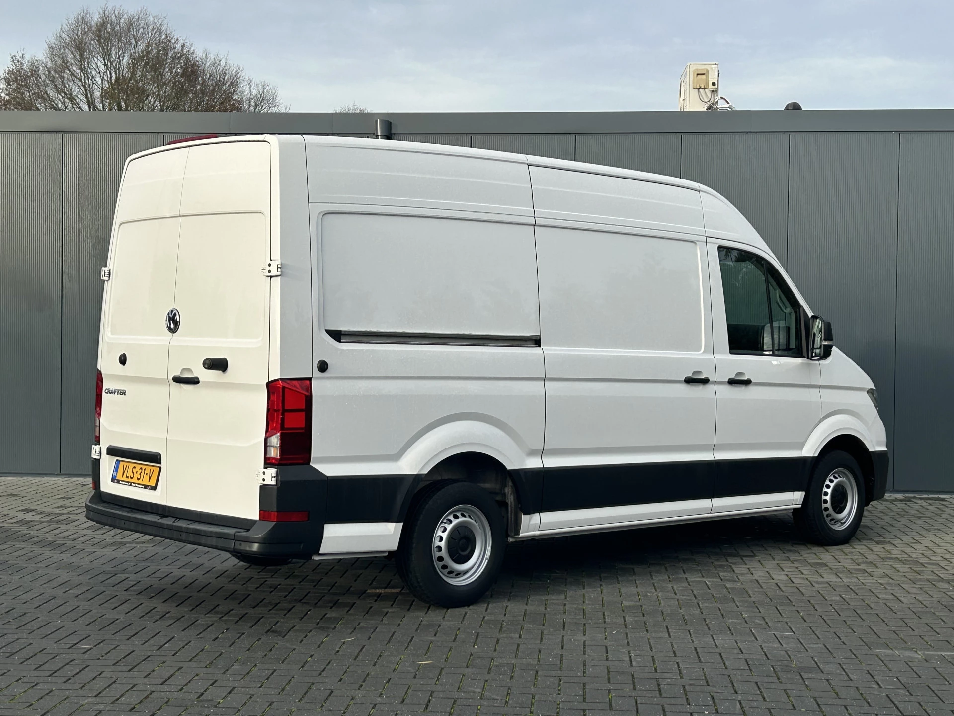 Volkswagen Crafter 2021 - 35 2.0 TDI 141 PK DSG AUTOMAAT HIGHLINE+ / LED KOPLAMPEN / L3H3 / 3.000 KG AHG / 270 A DEUREN / AIRCO / CRUISE / BLUETOOTH / 3-ZITS afbeelding 3