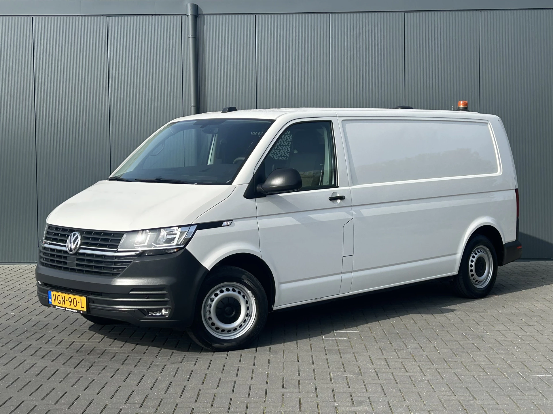 Volkswagen Transporter 2020 - 2.0 TDI 150 PK 4-MOTION 6.1 / L2H1 / 1e EIG. / 4x4 / TREKHAAK / ACHTERKLEP / INRICHTING / AIRCO / CRUISE / NAVI / APPLE CARPLAY zdjęcie 2