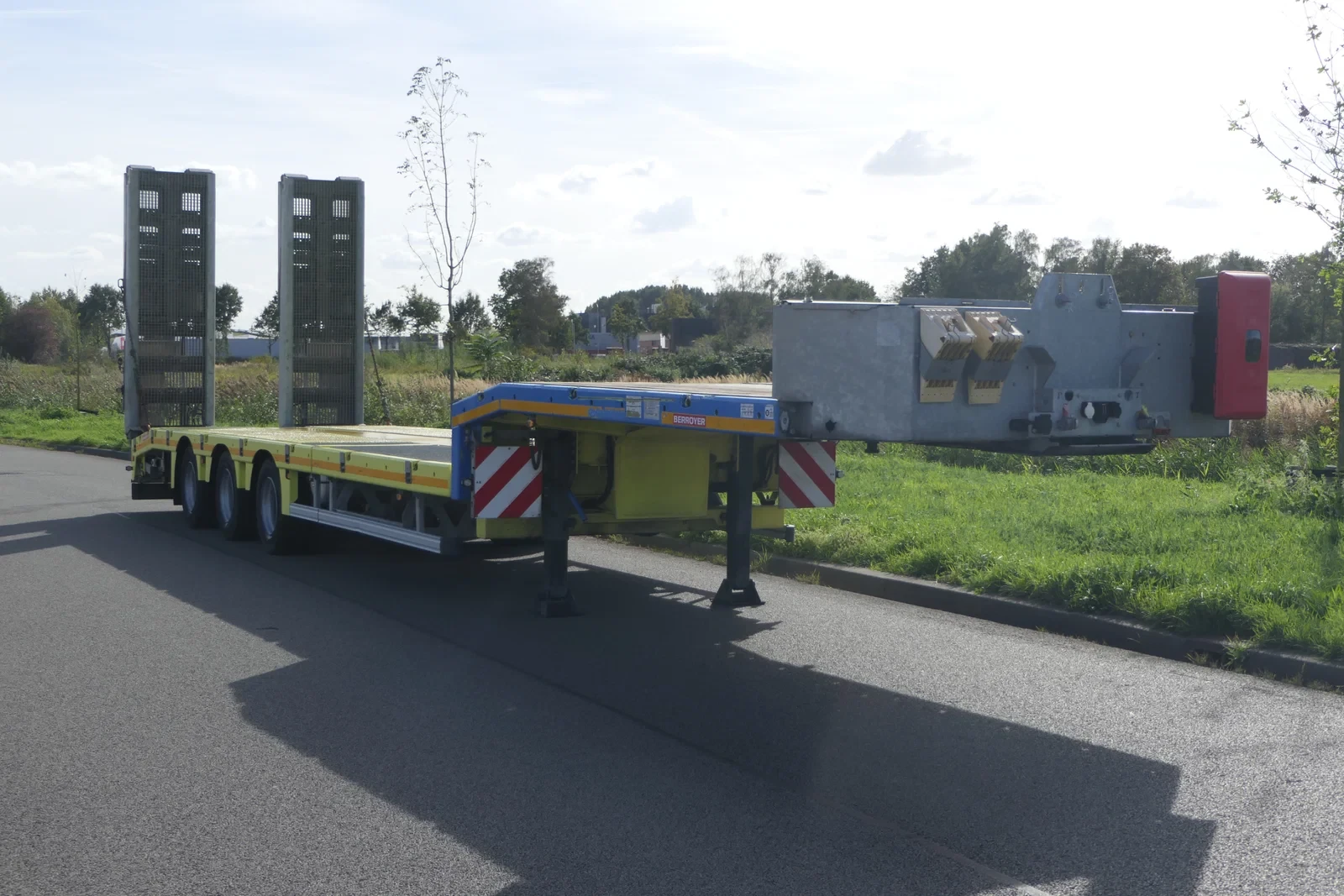 Trailer 2022 - F-S43-1AAF | Hydraulic bed | Moveable hydraulic ramps | Remote control | 2022 | TUV/MOT/APK 01-2027 | French Trailer afbeelding 1