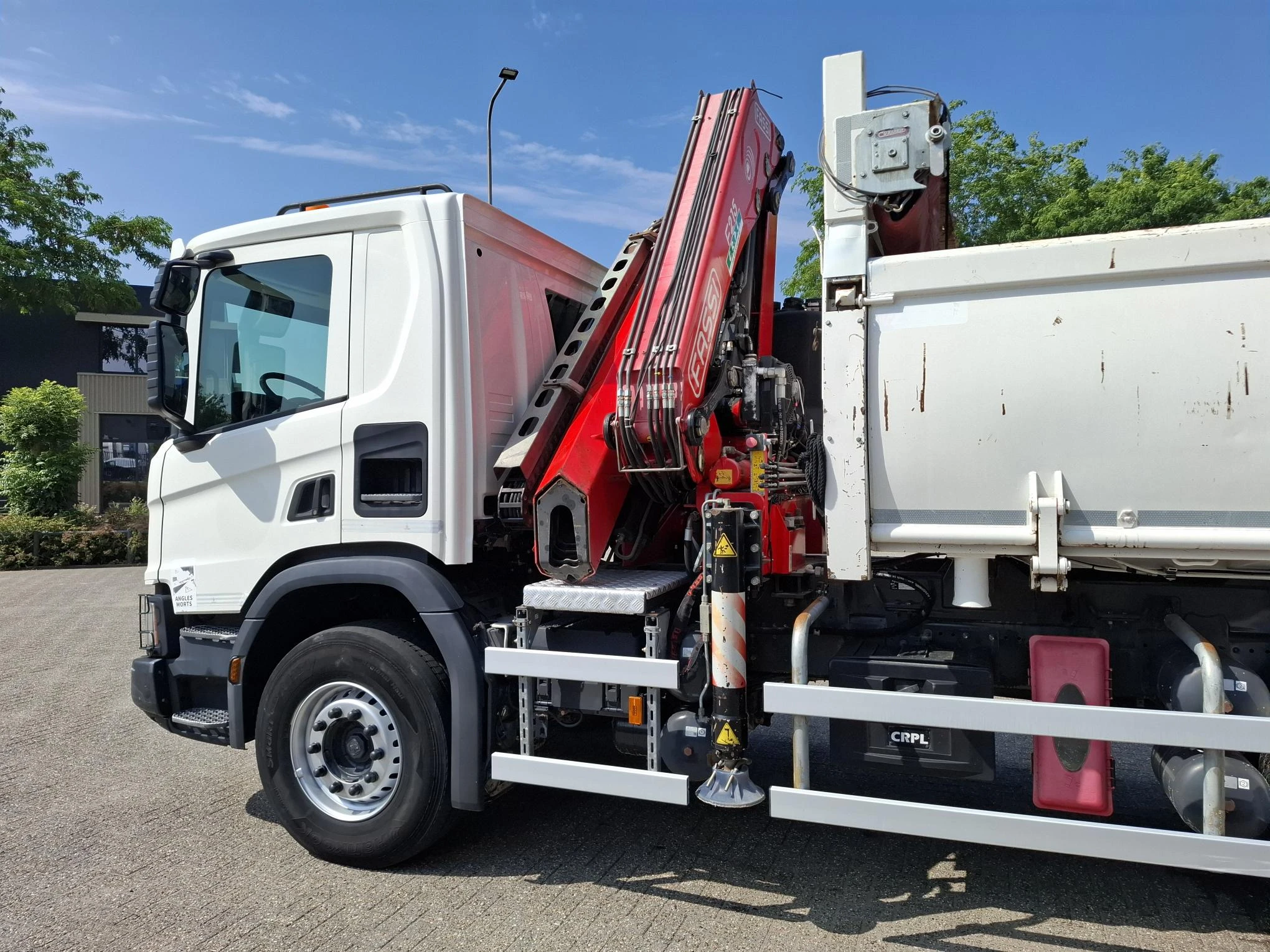 Scania P - NGS XT P410 / 6X4 / RETARDER / ONLY:192584 KM / BIG AXLE / FASSI F215A / REMOTE / ROTATOR / 2SIDE TIPPER / FULL-STEEL / DRUM BRAKES / TUV:01-03-2027 / EURO-6 / 2018 afbeelding 24