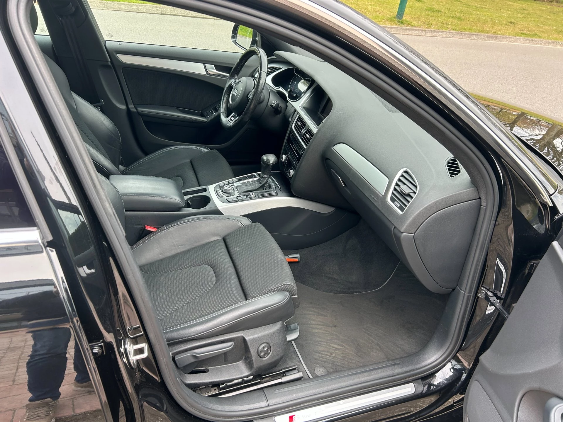 Audi A4 2015 - Avant 2.0 TDI S Line aut ,panod,19 inch,half leder,1eigenaar afbeelding 5