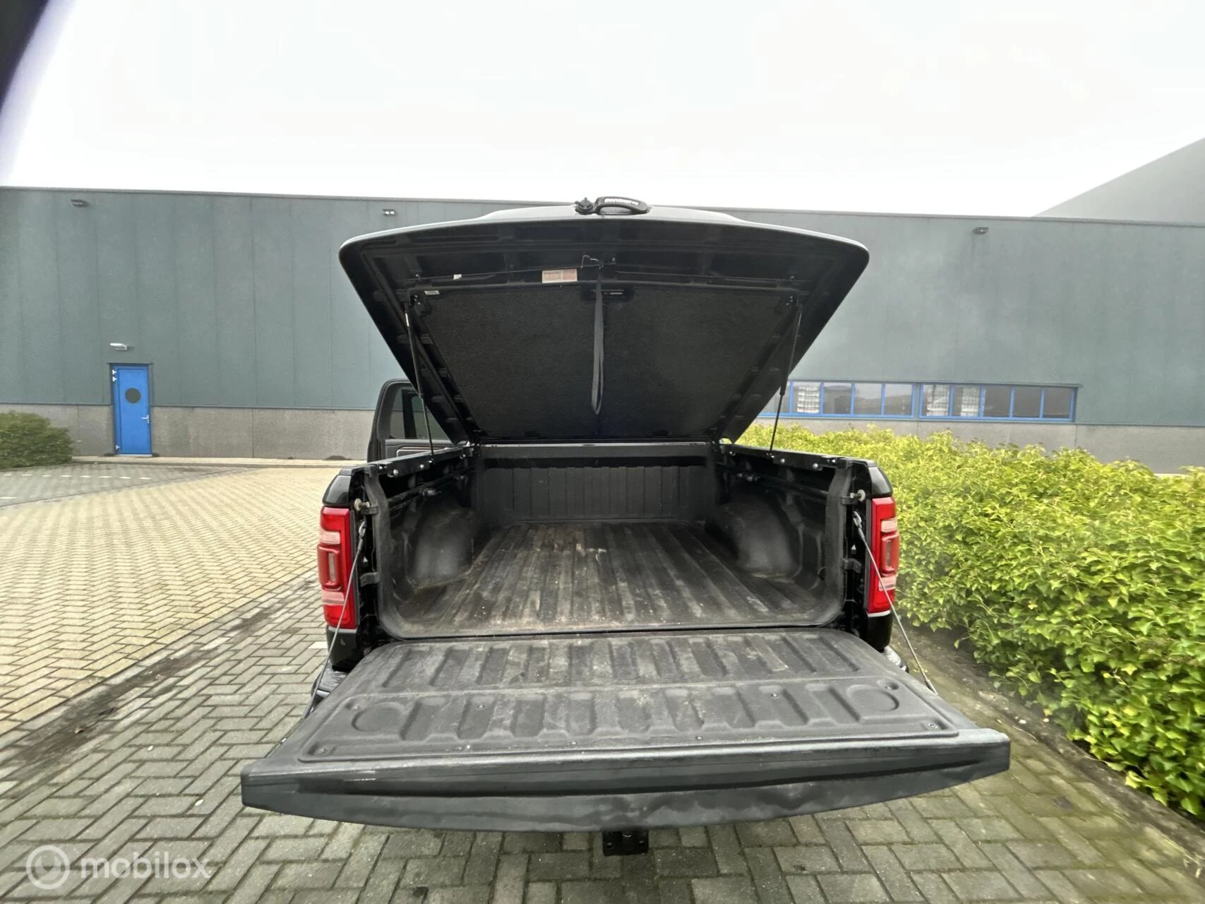 Dodge Ram 1500 2018 - 4X4 5.7 V8 4x4 Crew Cab Laramie black out lpg imagem 16