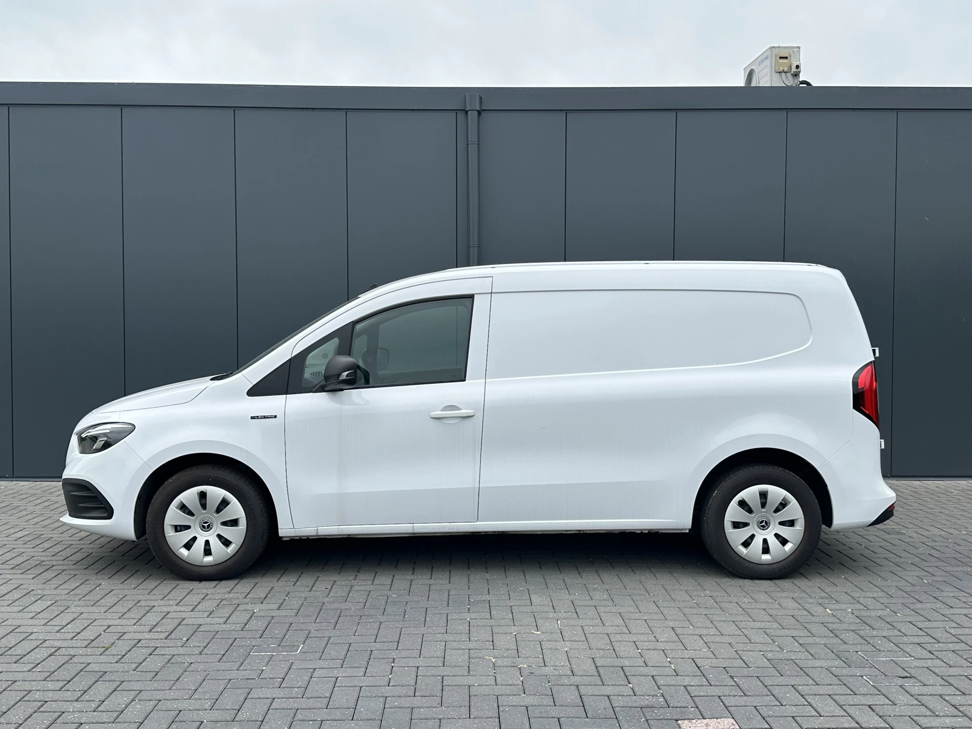 Mercedes-Benz eCitan 2023 - 112 Pro L2H1 / 51 kWh / RIJKLAAR !! / 3.369 KM / High Performance LED-koplampen / CAMERA / ECC / CRUISE / TREKHAAK / STOELVERWARMING Bild 2