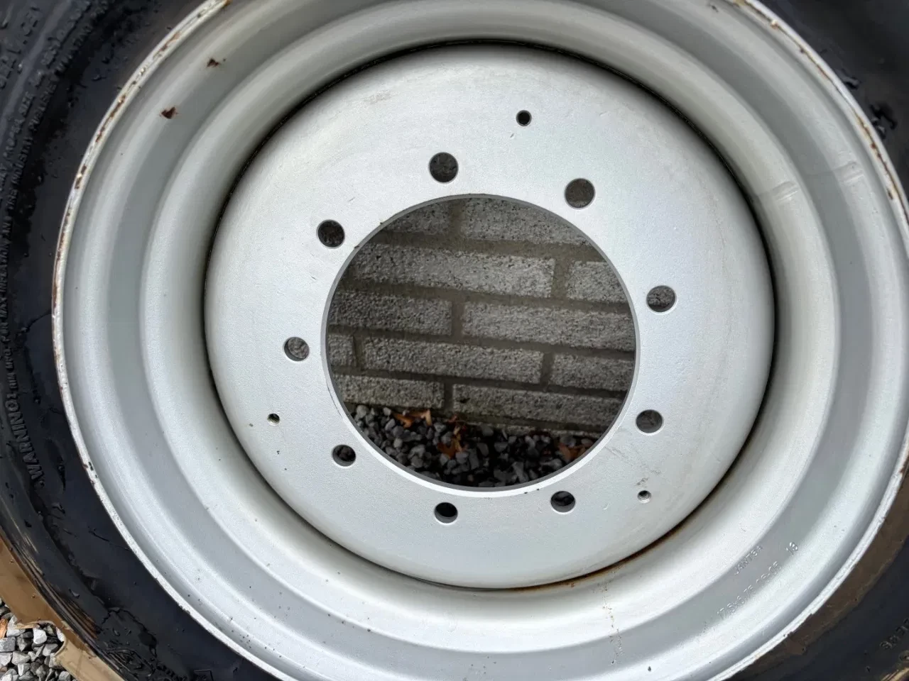 JLG - E450AJ, OTR IN240/ 55D17.5 UNUSED solid tires + rims (set of 2) afbeelding 14