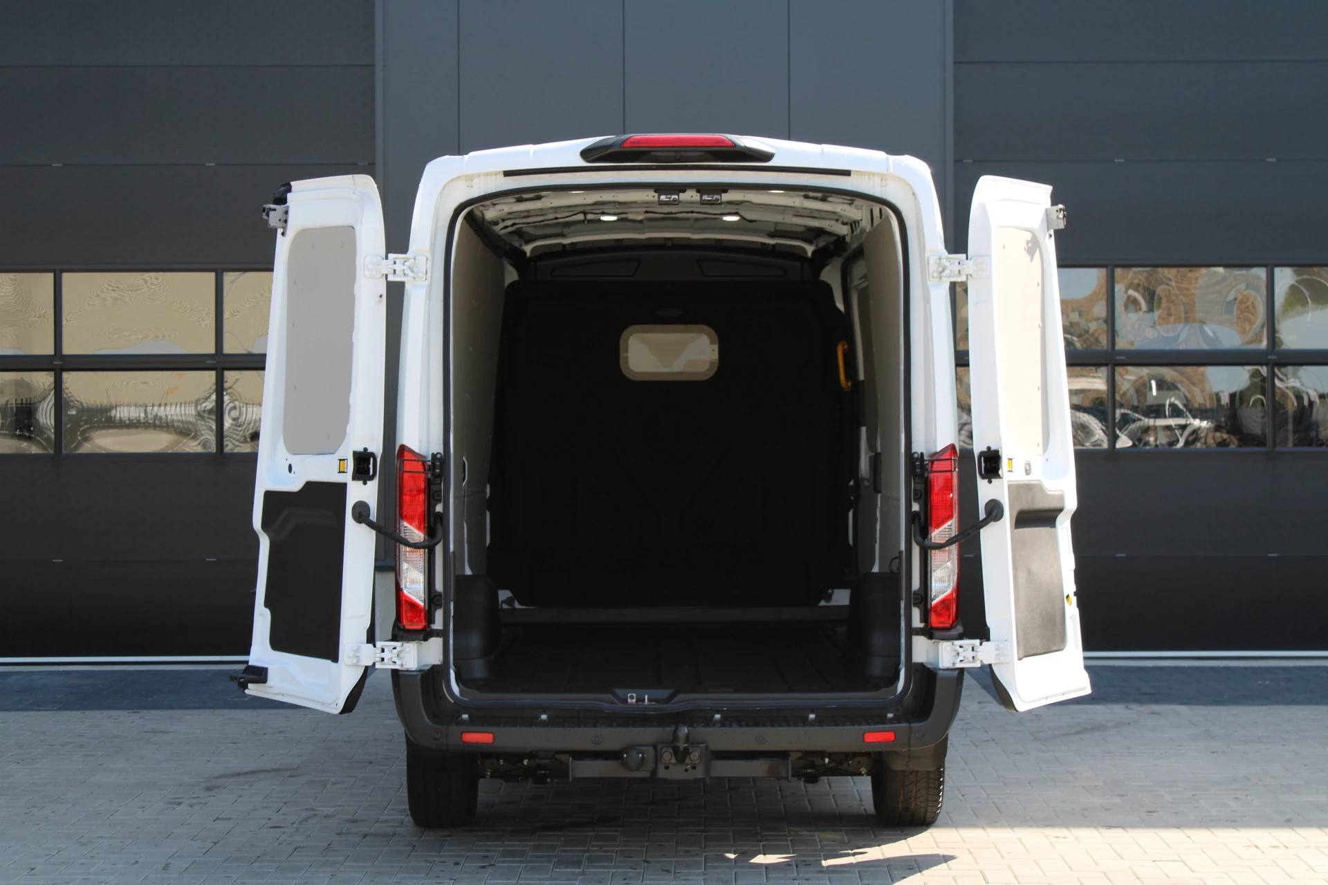Ford Transit 2024 - 350 2.0 TDCI L3H2 Trend 130pk Trend - Navigatie - Blind Spot - Adaptive cruise - Camera - 270gr deuren - Trekhaak - Rijklaar immagine 4