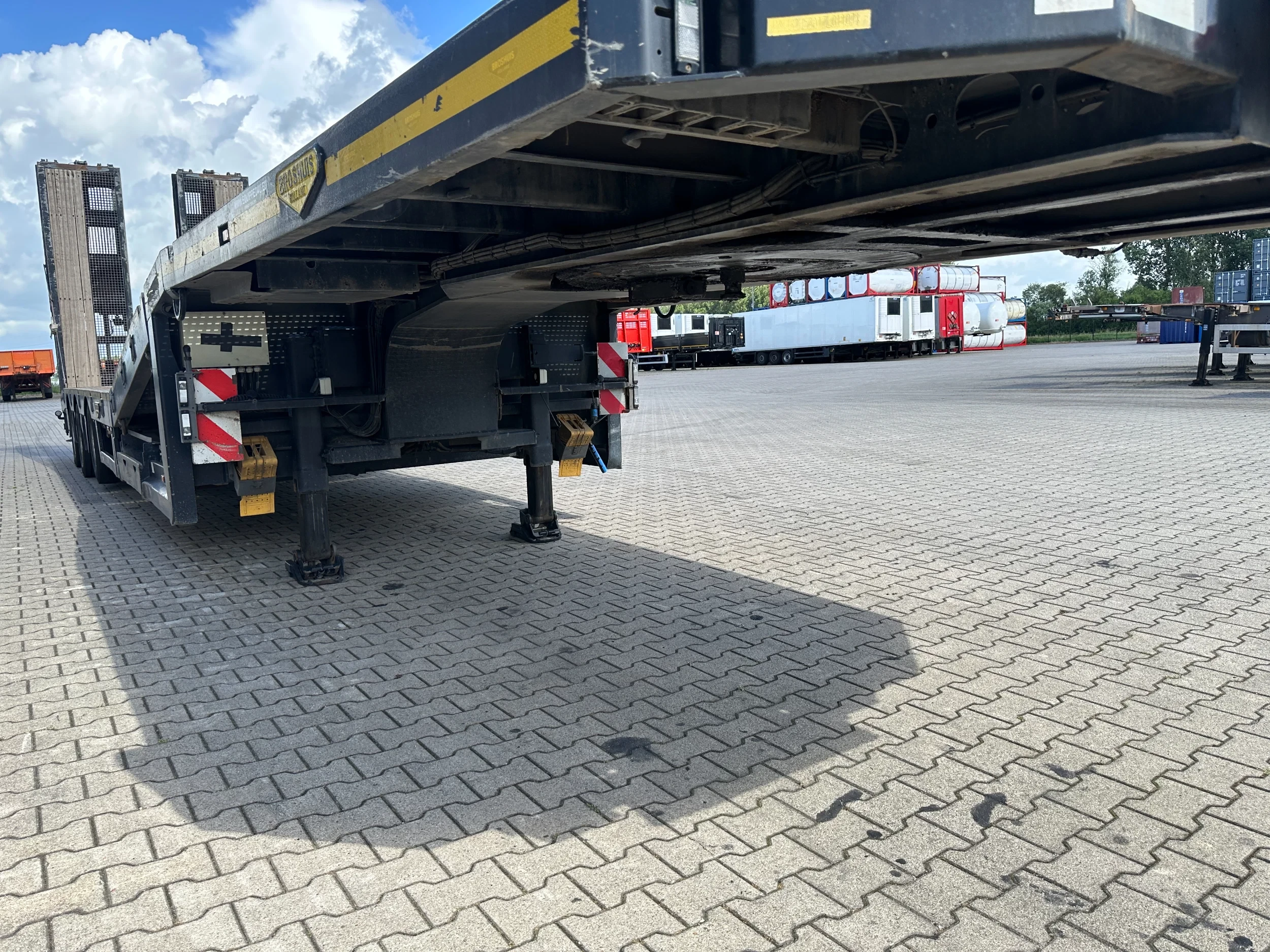 Broshuis 2017 - 3ABSD Lowloader 3-axle / GVW: 59.000kg / Neck: 23.000kg / hydraulic steering + ramps + loading table / 4.60m extendable / winch / liftaxle afbeelding 46