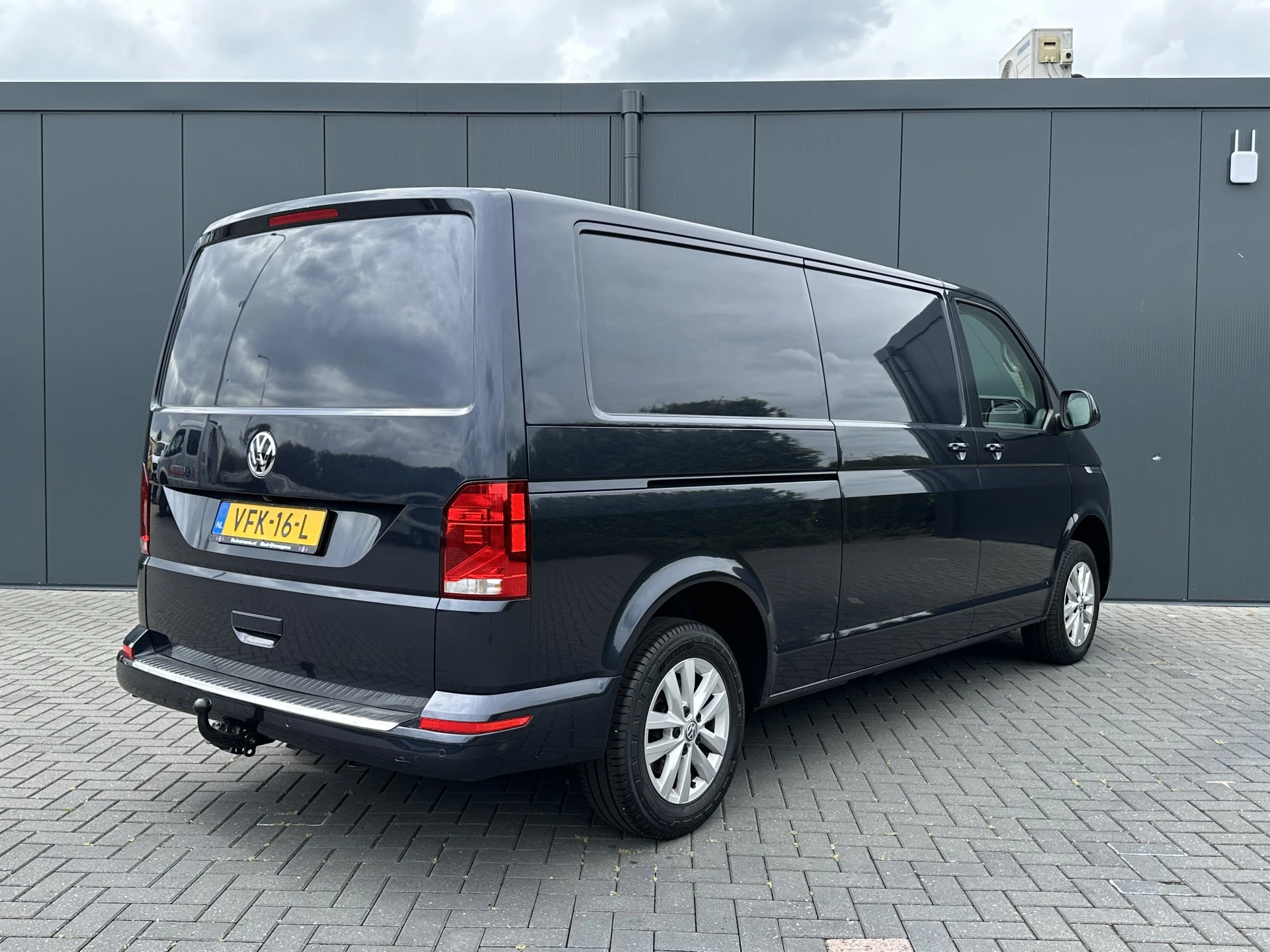 Volkswagen Transporter 2020 - 2.0 TDI HIGHLINE / STARLIGHT BLUE METALLIC / L2H1 / TREKHAAK / CAMERA / CRUISE / AIRCO obrázek 3