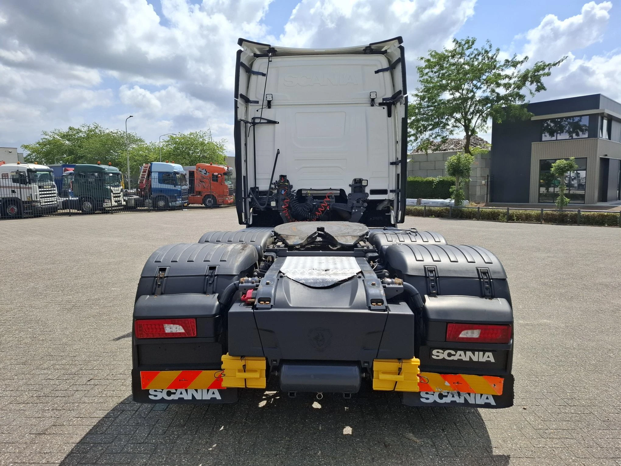 Scania R 2020 - NGS R520 V8 / !!ONLY:500738 KM!! / BOOGIE / RETARDER / HYDRAULICS / LEATHER / NAVI / FRIDGE / LWDS / AUTOMATIC / EURO-6 / 2020 afbeelding 4