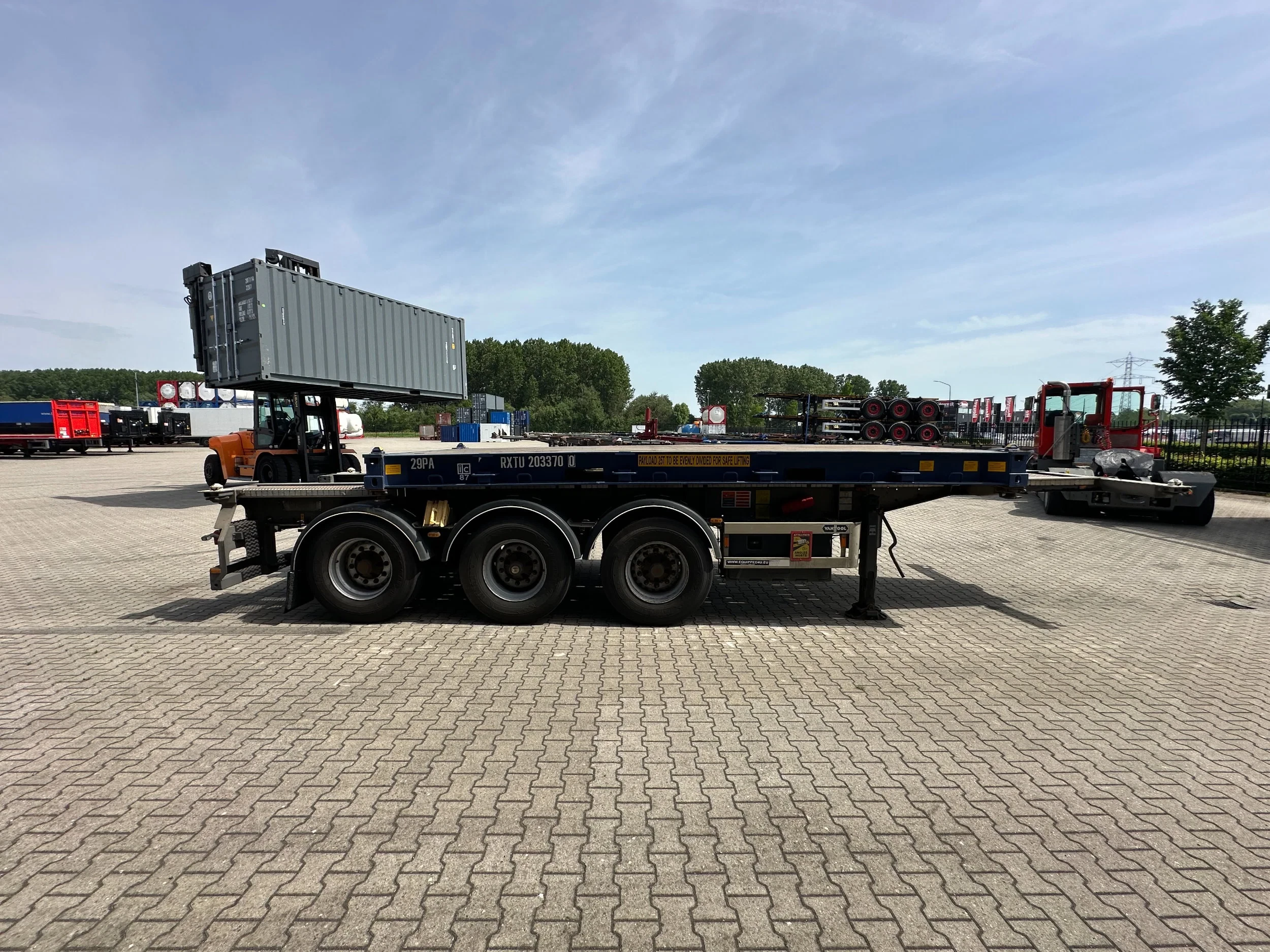 Van Hool 2015 - 20FT/30FT ADR CHASSIS + NEW 20FT FLATRACK hardwooden floor image 6
