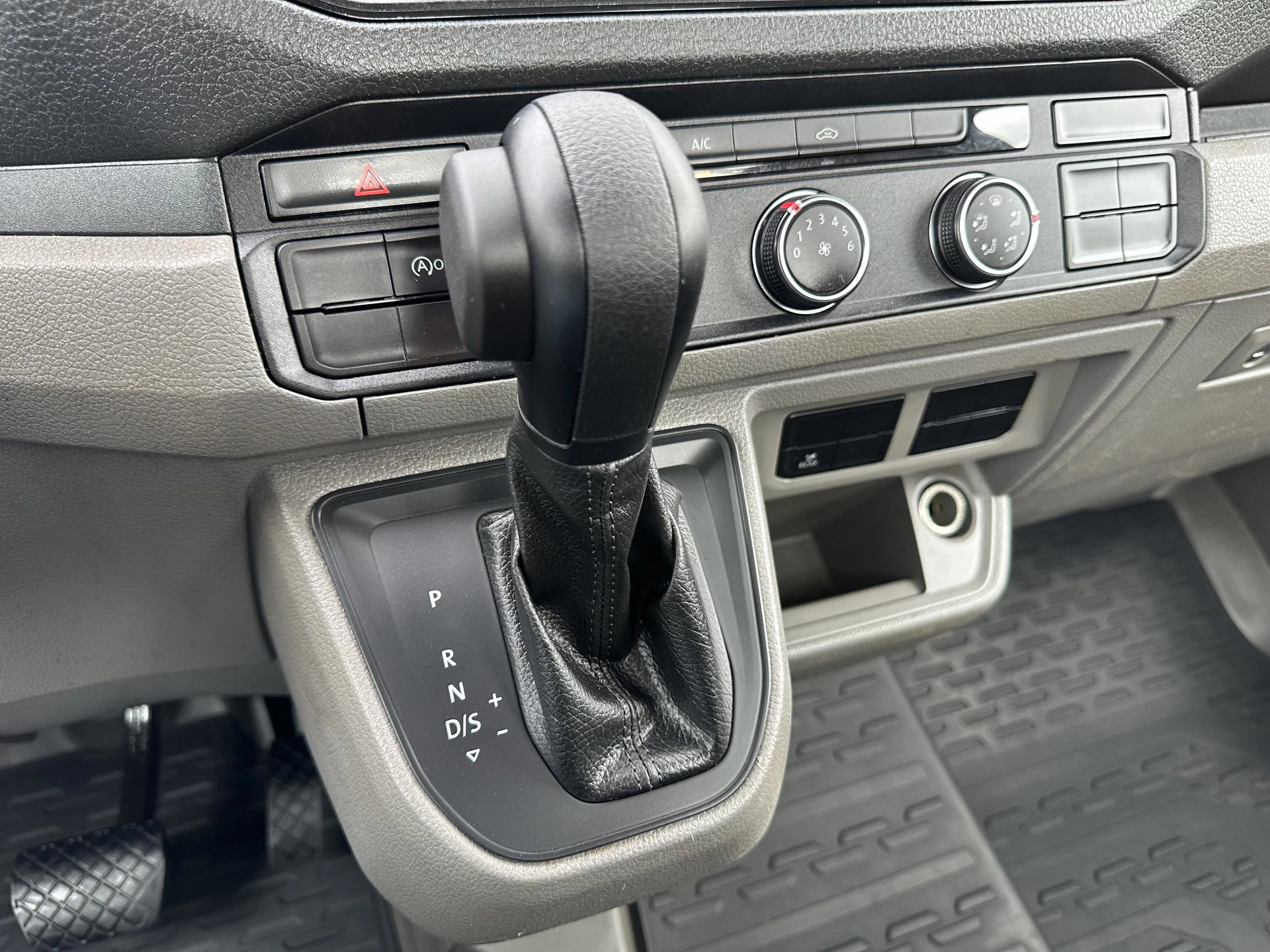 Volkswagen Crafter 2018 - 35 2.0 TDI 177 PK / DSG AUTOMAAT / 1e EIG. / PICK UP / HOGEDRUKSPUIT OPBOUW / REINIGINGSVOERTUIG / 3 TONS TREKHAAK obrázek 14