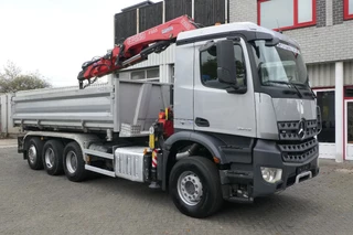Mercedes-Benz Arocs 2017 - 3643 | 8X4 Tridem | 3 Side Tipper | Fassi F235A | Remote Control | 373120Km | 2017 | Euro6 | Belgium Truck te koop