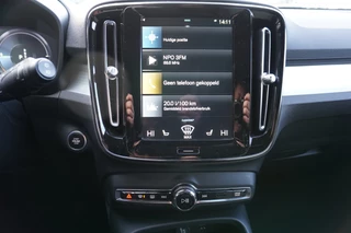 Volvo XC40 2023 - 1.5 T4 Recharge Dark Plus Hybride 20"Licht metalen velgen bild 16