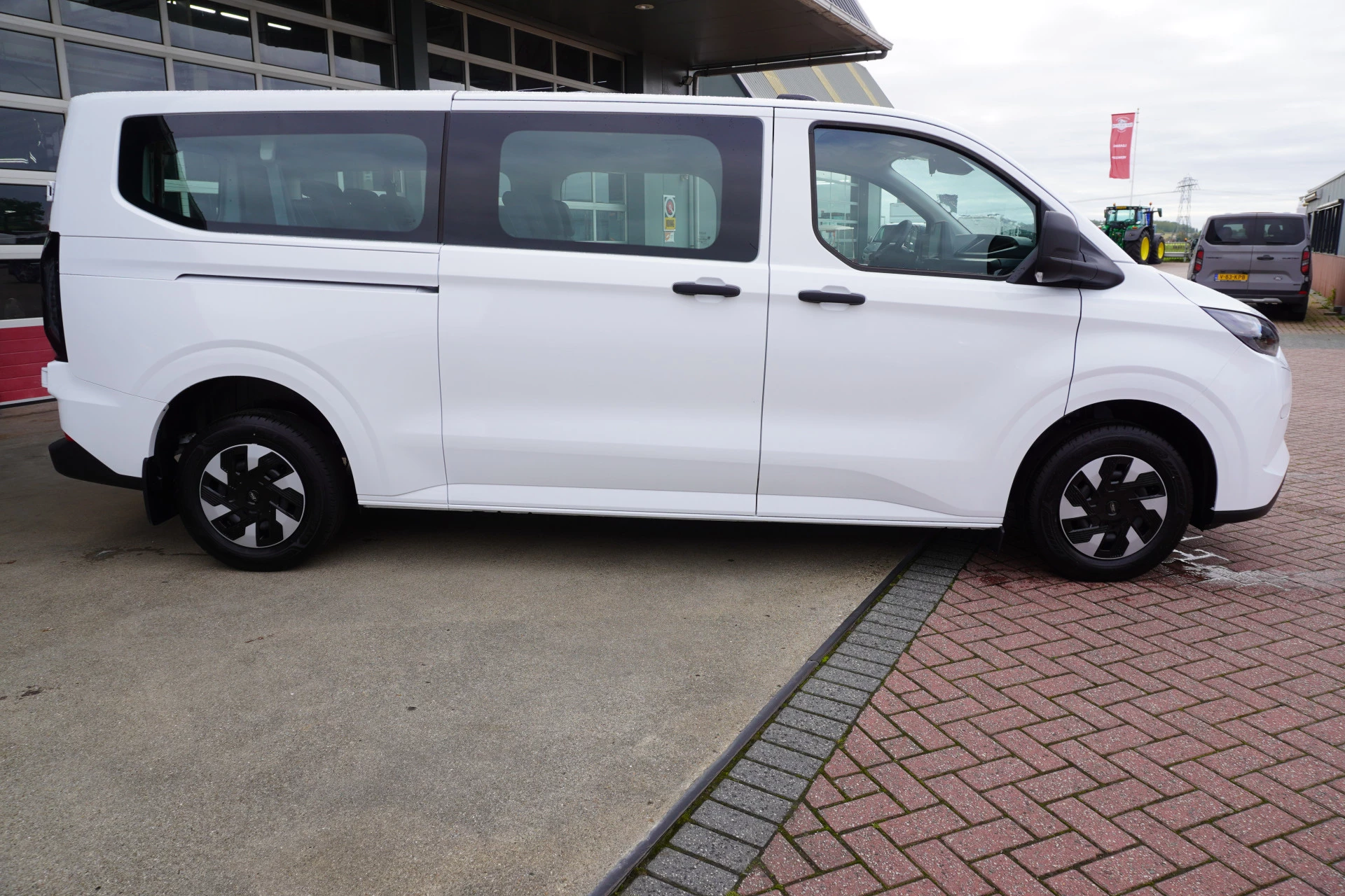Ford Transit Custom 2025 - 340L 2.5 PHEV 233PK L2H1 Trend 9 Persoons PHEV Automaat image 3