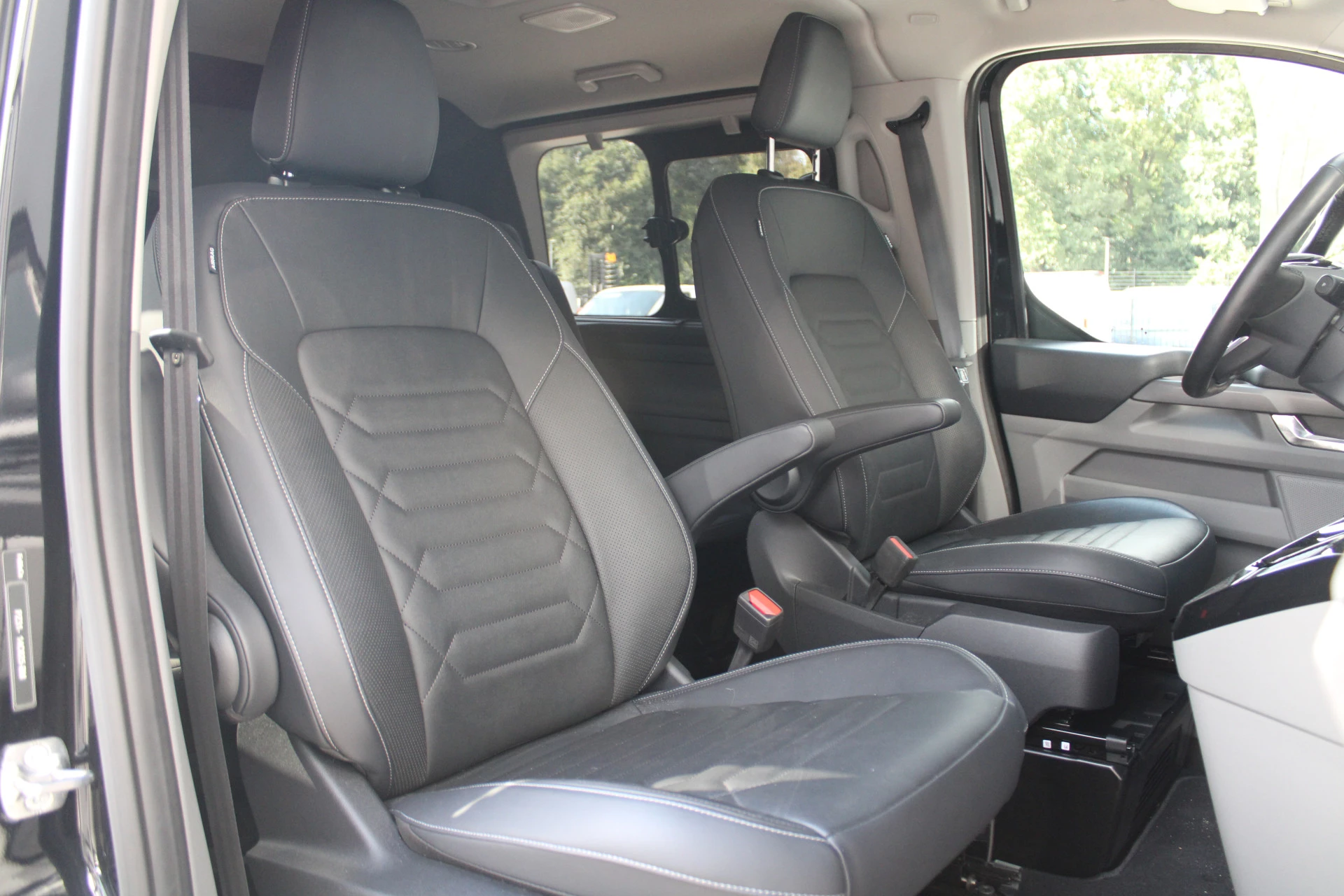 Ford Tourneo Custom 2024 - 320 2.0 TDCI L2H1 Titanium X DC 170pk - Adaptive Cruise - LED - Blind Spot - Leder - Navigatie - 360 Camera - Trekhaak - Rijklaar Bild 47
