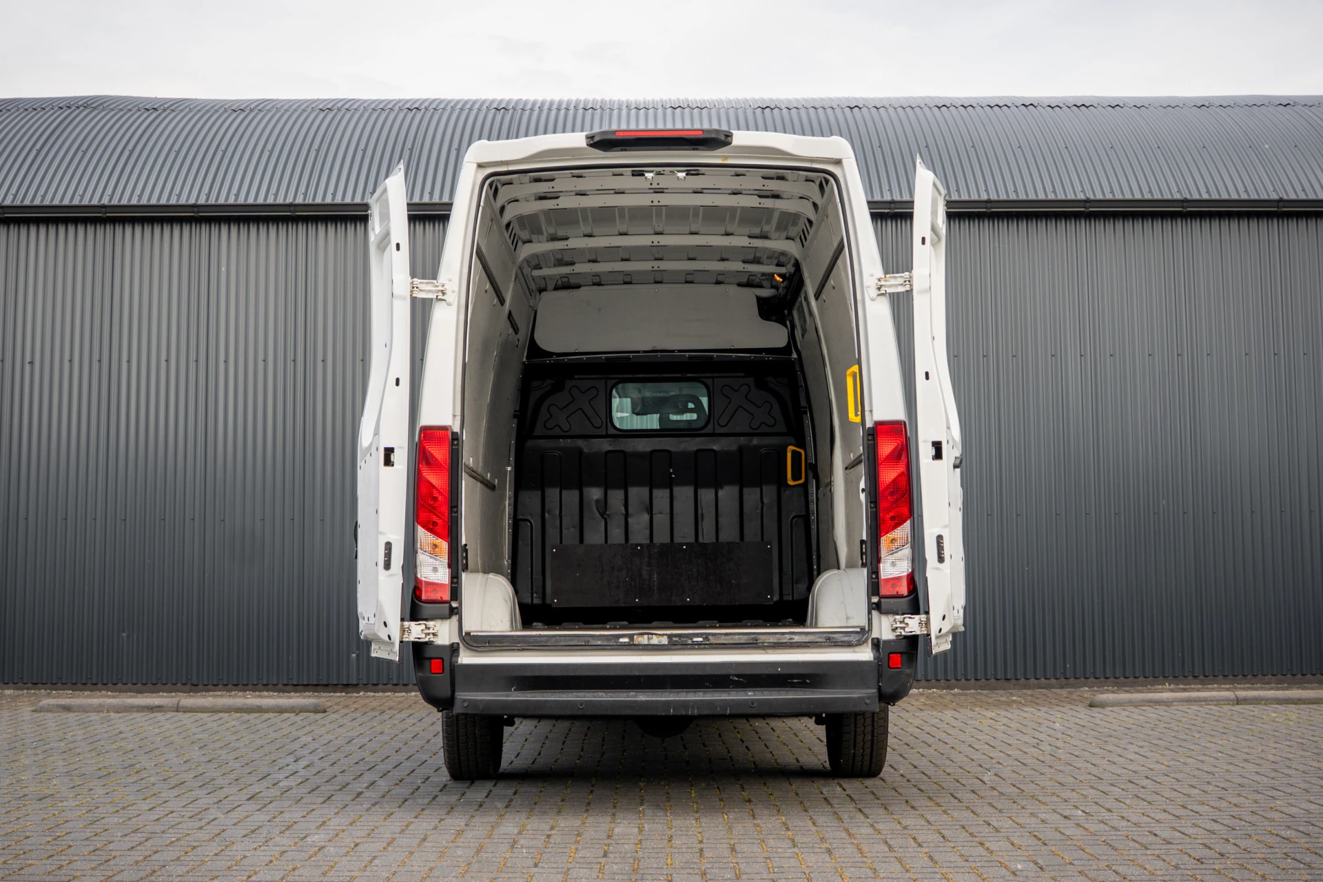 Iveco Daily 2024 - **35S16 | 156 PK | 3.500KG trekgew. 3-Zits | Climate** image 9