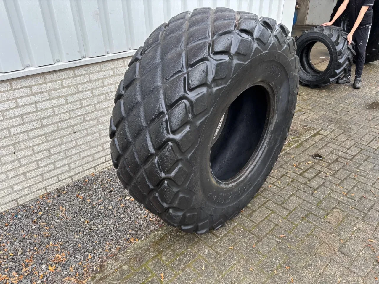 Goodyear - 23.1-26 used compactor tire Bild 3