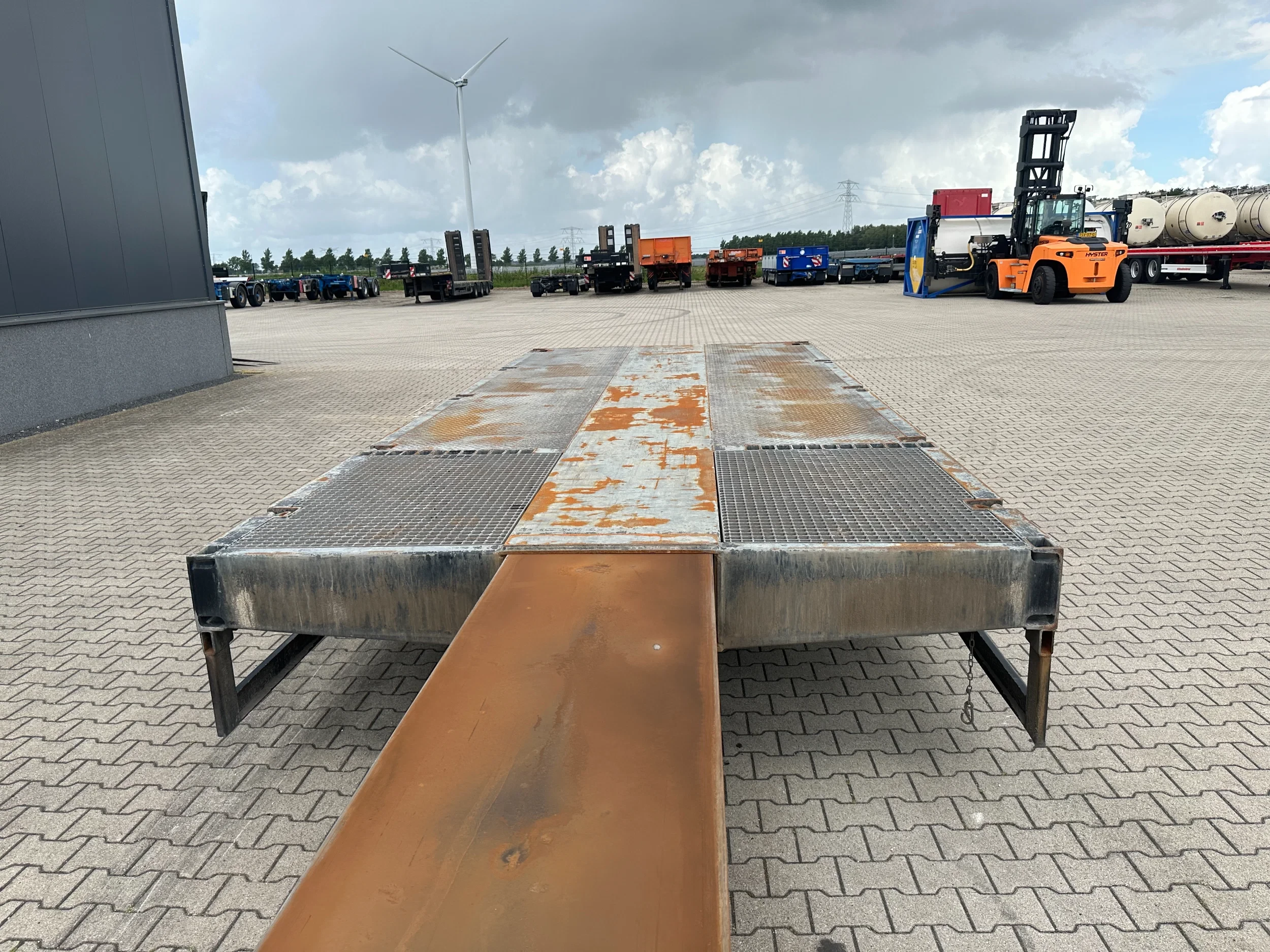 Broshuis 2017 - 3ABSD Lowloader 3-axle / GVW: 59.000kg / Neck: 23.000kg / hydraulic steering + ramps + loading table / 4.60m extendable / winch / liftaxle afbeelding 29