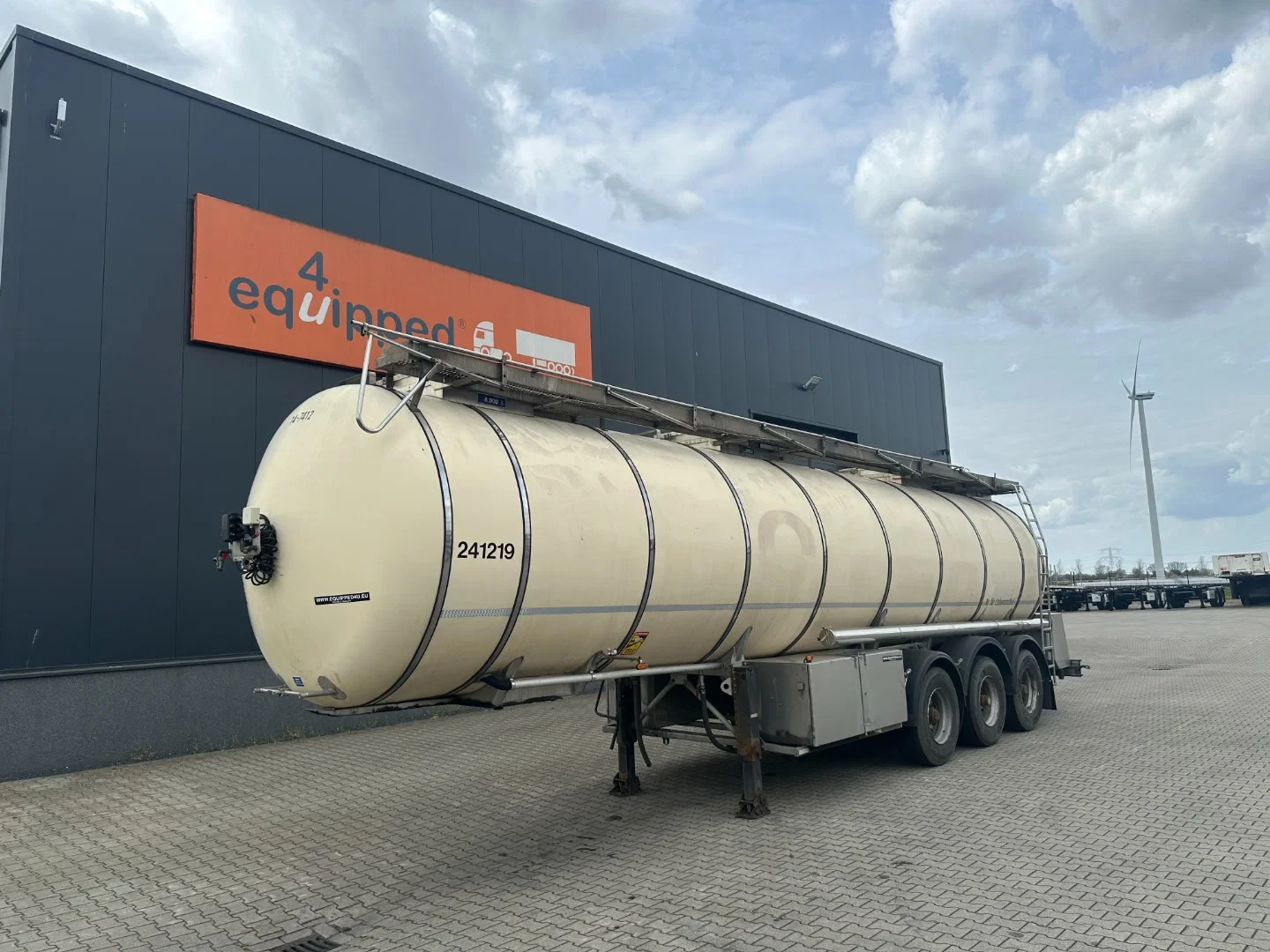 Feldbinder 1999 - LEBENSMITTEL / LEVENSMIDDELEN / FOOD / 33.500L / 3-COMP / PUMPE / LIFTACHSE obrázek 1