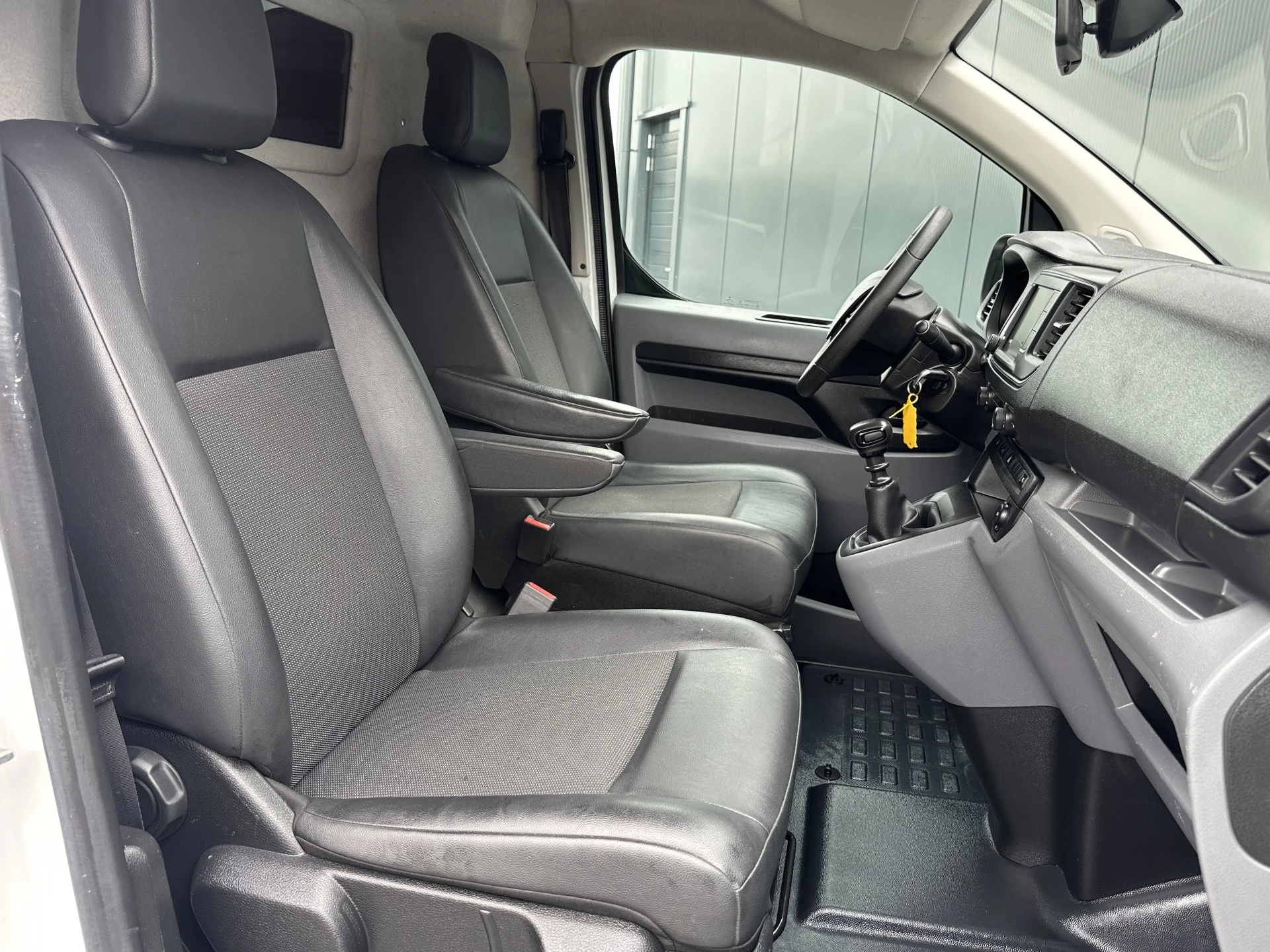 Peugeot Expert 2021 - 2.0 BlueHDI 123 PK / L2H1 / 1e EIG. / IMPERIAAL / TREKHAAK / AIRCO / CRUISE / CARPLAY afbeelding 6