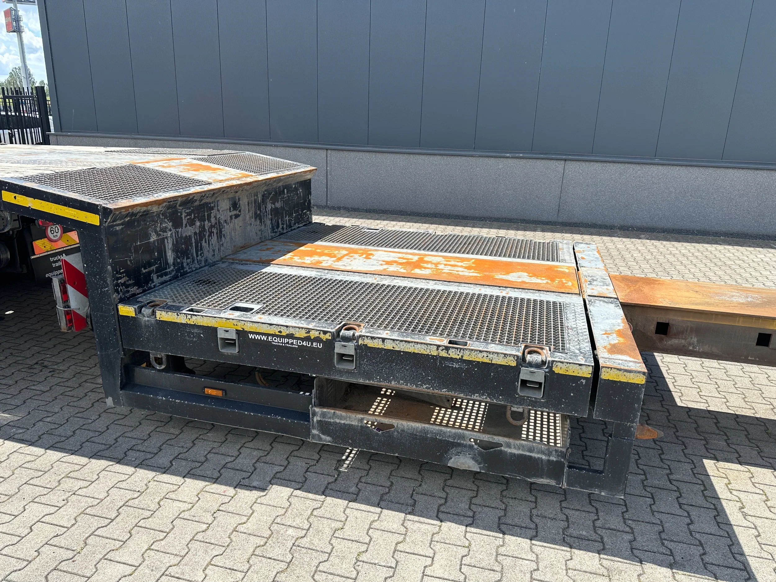 Broshuis 2017 - 3ABSD Lowloader 3-axle / GVW: 59.000kg / Neck: 23.000kg / hydraulic steering + ramps + loading table / 4.60m extendable / winch / liftaxle afbeelding 30