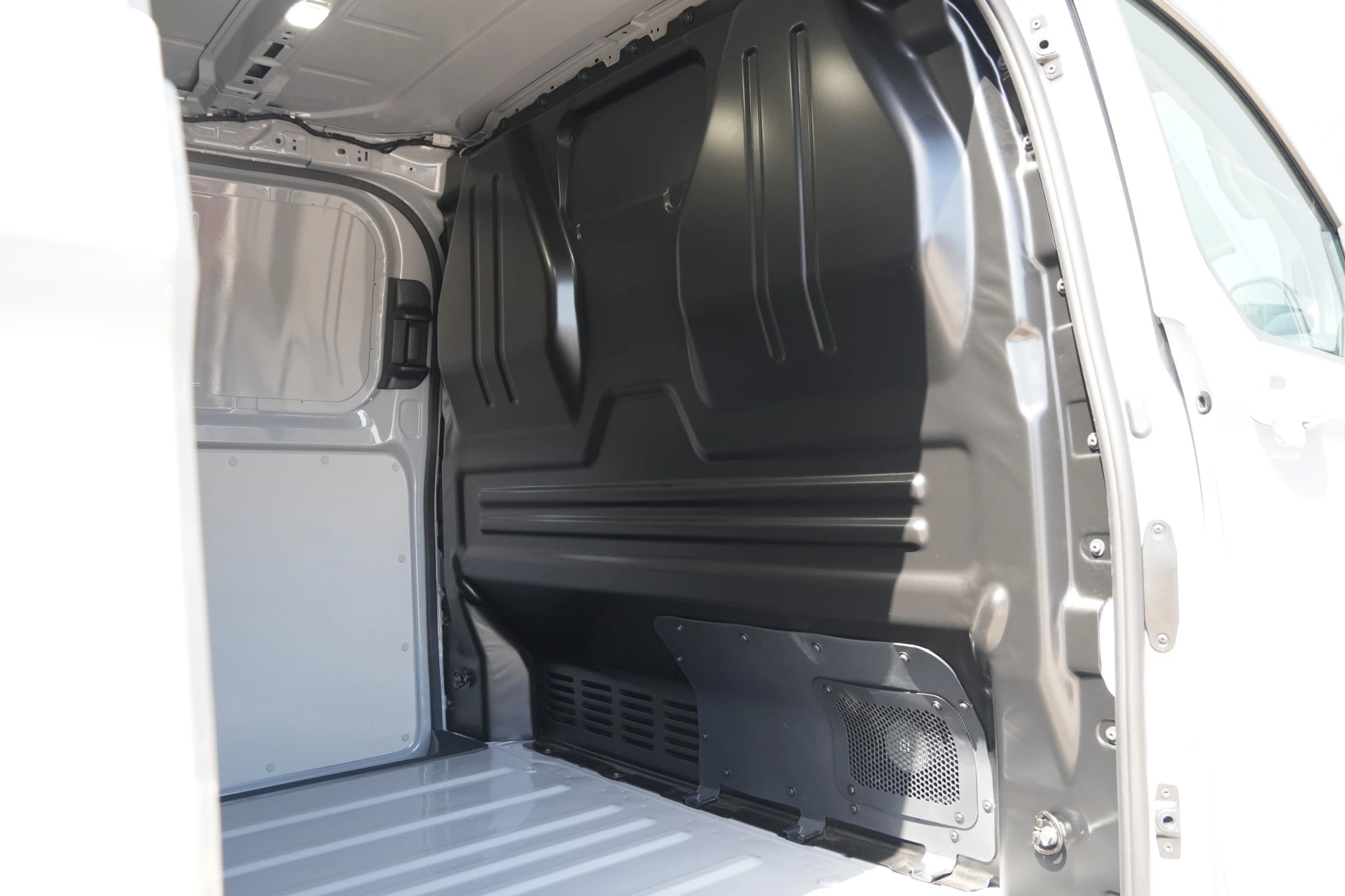 Ford E-Transit Custom 2026 - 340 L2H1 Limited 71 kWh 218pk - 2x Schuifdeur - AGR Bestuurdersstoel - Trekhaak - ACC - B&O - Navi - Stoel/Stuurverwarming - 360 Camera - Blindspot - Rijklaar obrázek 15