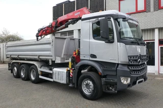 Mercedes-Benz Arocs 2017 - 3643 | 8X4 Tridem | 3 Side Tipper | Fassi F235A | Remote Control | 373120Km | 2017 | Euro6 | Belgium Truck te koop
