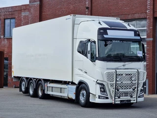 Volvo FH 2018 - 16.750 XL 8x4*4 - Carrier Supra 1150 MT - Bi Temp - Retarder - Loadlift - Bussbygg box te koop