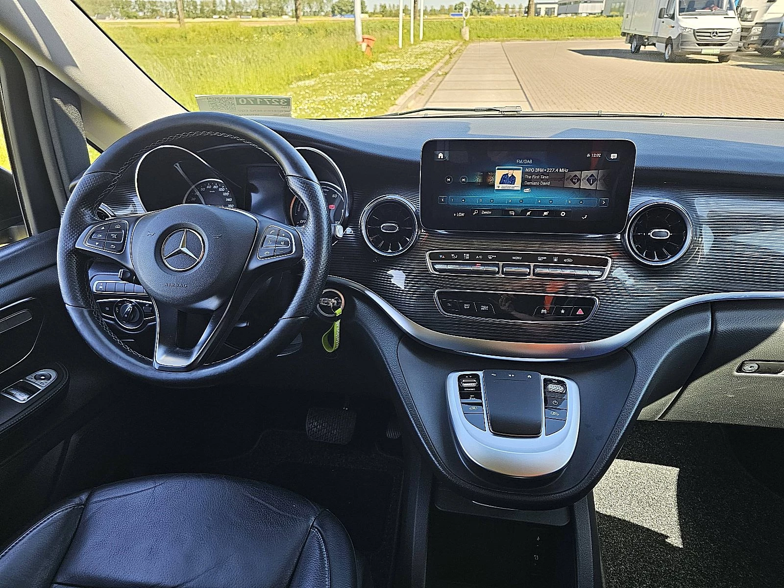 Mercedes-Benz EQV 2022 - 300 image 8