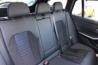 BMW 3 Series 2022 - Touring 330e High Executive M-SPORT PANORAMADAK MEMORY KEY-LESS CAMERA CARPLAY obrazek 26